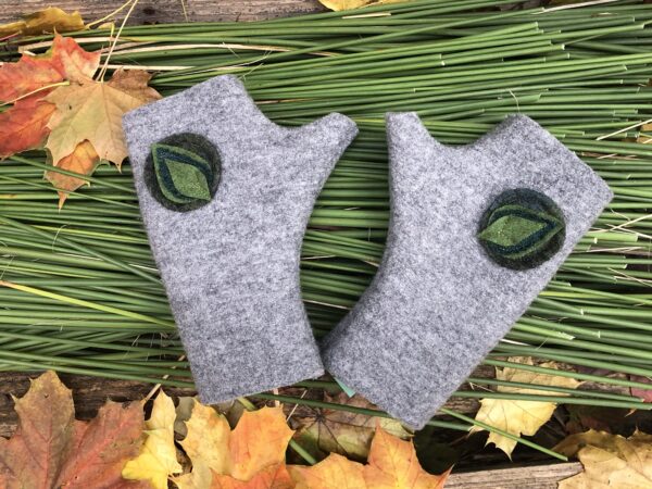 Mitaines courtes 100% mérinos, laine bouillie grise, motif "paon".