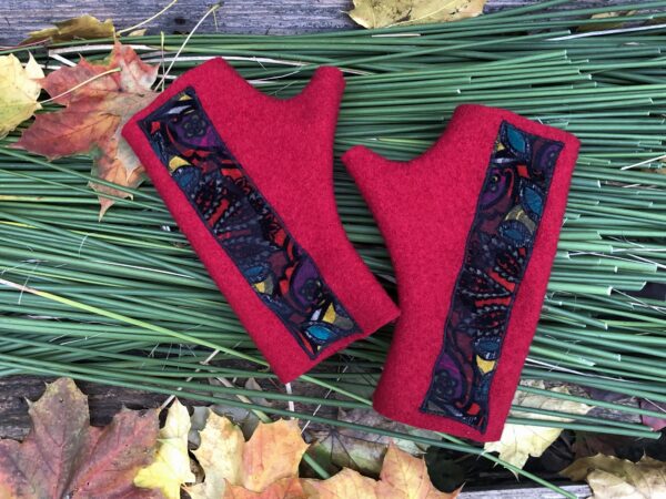 Mitaines courtes 100% mérinos, laine bouillie rouge vif et jersey multicolore.