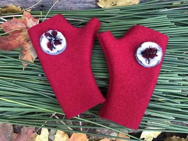 Mitaines courtes 100% mérinos, laine bouillie rouge vif et fleur écru. – Image 3